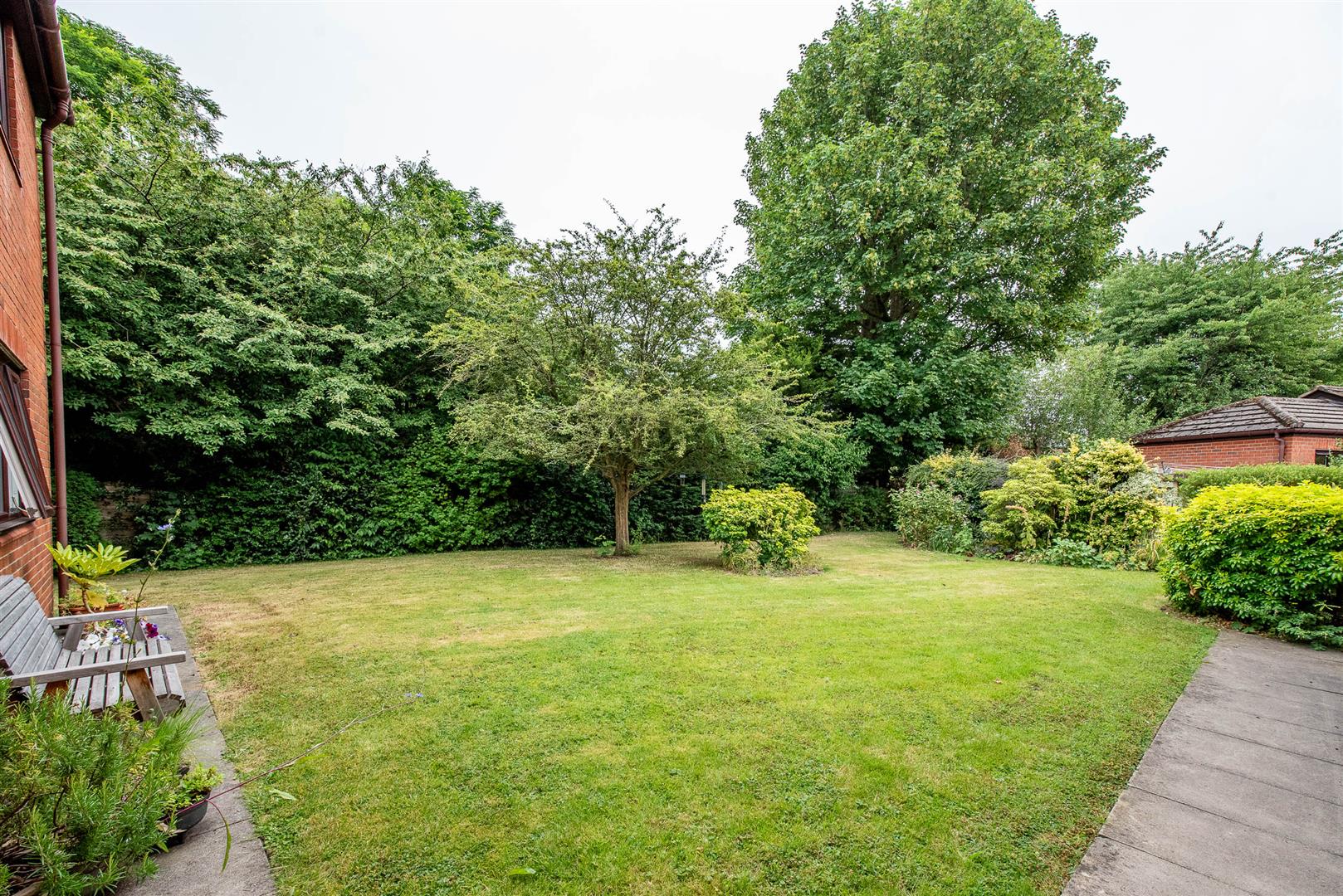 2 bed property in Kings Court, Leyland